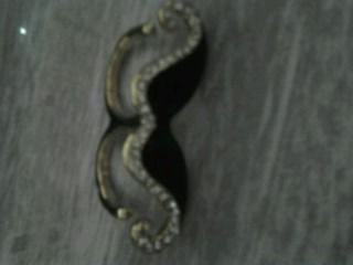 Anel de bigodinho preto.